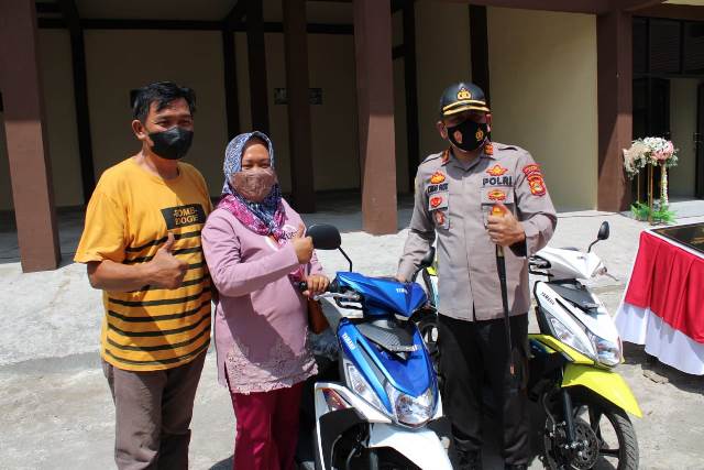 Indah dan Kusnadi Pemenang Undian Motor Suntik Vaksin dari Polres Lahat
