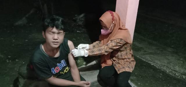 Suntik Vaksin hingga Larut Malam dari PKM Selawi