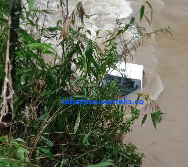 Mobil Pickup Terjun Bebas di Sungai Tanjung Sakti